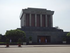 ホーチミン廟。
ホーチミンさんが眠る場所です。

ホーチミンさんは北部と南部で評価が異なるみたいですね。