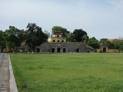 世界遺産　タンロン遺跡へ。

２０１１年の”地球の歩き方”には入場無料だったのに
３００００ＶＮＤの入場料を支払いました。
ＢＯＯＫＯＦＦで１００円だったから、情報が古いのな。

まあいいんだけど。