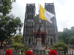 とりあえず出歩くのは宿周辺だけにしよう。
水上人形劇場のトイレも使えるな・・なんて考えながら

ハノイ大教会に到着。

立派です。