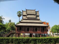 まず、ワット・トゥン・シー・ムアン（Wat Thung Sri Muang)を見る。
池の中に建てられた経蔵。