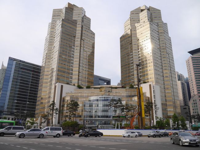 この交差点には「ロッテキャッスルプラザ」もあります<br /><br />⇒<br />生活雑貨や衣類、カフェやベーカリーやレストラン、病院や銀行などいろいろな施設が入っている建物<br /><br />http://www.seoulnavi.com/miru/1865/