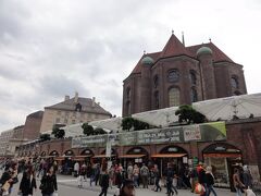 聖霊教会を出て、次ぎはミュンヘンで最も古い教会の （写真右側）