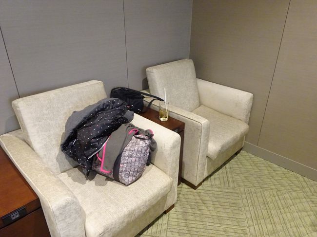 すいていたので、２席使いました。８時近くになると人も増えてきます。