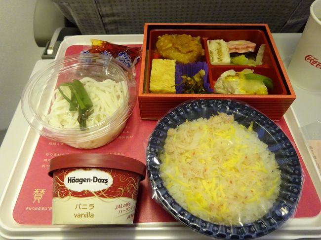 お楽しみの機内食。なんでごはんなのに、うどんが付くのかしら？っていつも思います。ハーゲンダッツはバニラ。