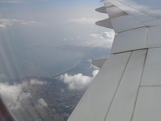 食事の後ウトウトと寝てしまいました。気が付いたら台湾上空に入りました。まもなく着陸。