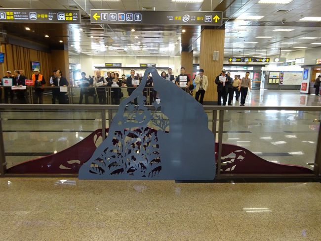 本日一日だけ、一人旅。荷物も預けないので、イミグレ通ってすぐに空港ロビーです。