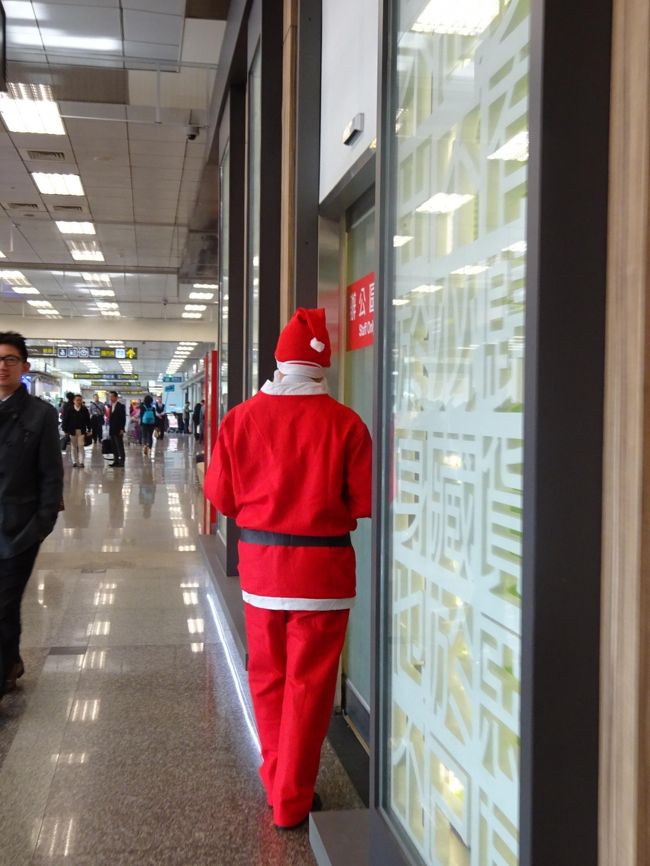 空港内には、こんな方も。この日は２４日イブですもんね。