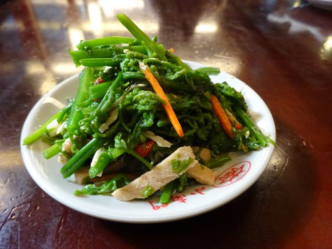 海老の炒麺をオーダーしたら、たぶん「２０分は待つ」と言われたので、小皿料理をいただきます。確か２０元。龍髭菜のあえ物、うまい！！<br />