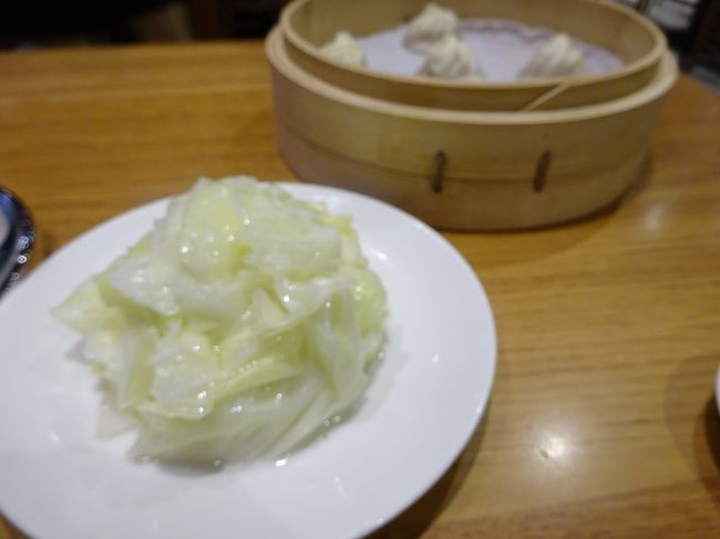 サツマイモの新芽の炒め物が売り切れだったので、キャベツ炒め。