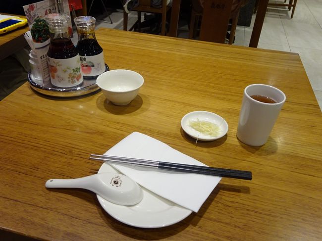 一人席へ通されました。外で行列しているわりに中は空いていました。