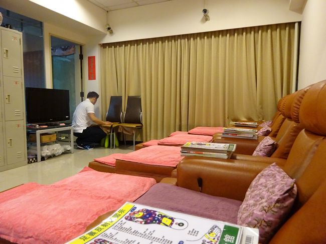 確か１９時３０分ごろの店内。この時間帯だと、まだお客様は誰もいなかったです。空いているので、丁寧な接客をしてくれました。フロントにいるおばちゃんと色々会話しました。「南部へは行かないの？？」って聞かれました。話をうかがうと、冬は南部がとても良いそうです。ってことで、次回の冬訪台は高雄へ行くことを決めました。３０分で５００元。足湯５分付。