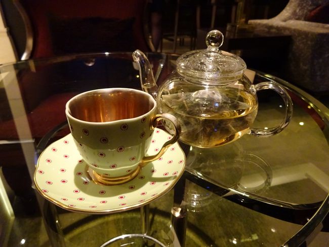 ホテルへ戻り、１Ｆのラウンジでお茶。この後、最上階にある大浴場でお風呂に入り、この日は就寝です。