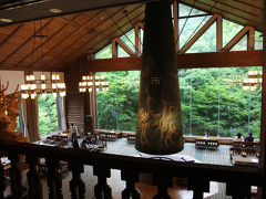 むつ市での用事を済ませて、奥入瀬渓流へ。本日のお宿は星野リゾートの奥入瀬渓流ホテルです。大きな暖炉は岡本太郎の作品。