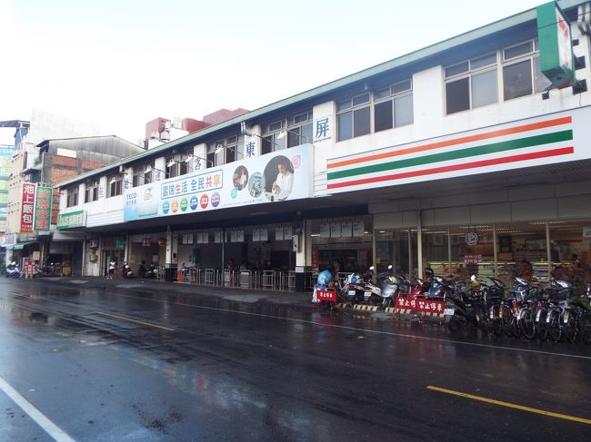 朝、スコールでどうなることかと思いましたが、バスの出発時刻には雨も小降りになっていました。<br /><br />霧台に行くバスは屏東客運８２３３線が１日３便だけです。<br />私は、朝一番の７：４５で早目に霧台に入山します。<br /><br />霧台での観光時間の様子を見てこの日、霧台に宿泊するか、日中の便で屏東に帰ってくるかを決めようと思っていたからです。