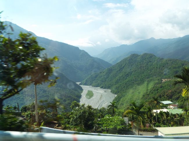 このバスは三地門郷公所は通過して、山をどんどん登って行きます。<br />なかなか素晴らしい景色。