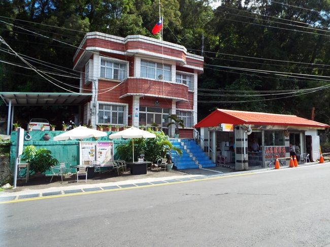 そして三徳検査駅に到着。<br />ここで運転手が入山申請名冊をもって、検問所で入山申請します。<br />きちんと記入出来ていればバスを下車する必要はありませんが、今回、同じバスに乗り合わせた香港人グループは全員パスポートをホテルの金庫においてきてしまったらしく、検問所まで行って何か手続きをしていました。<br /><br />どうも検問所の窓口で入山申請すると、帰りにまた手続きをする必要があるようなことを英語で話していました。<br />