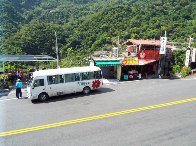 ネットから印刷してきた地図を片手に、まずは文化広場に向かいます。<br />文化広場には、「ルカイ文物館」、「霧台國小」などの見所があります。<br /><br />バス停の横の階段を上がったらすぐ文化広場です。