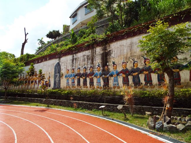 小学校の擁壁にもレリーフ。