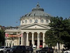 アテネ音楽堂（Ａｔｅｎｅｕｌ　Ｒｏｍａｎ）です。革命広場の隣にあります。
名前の通り、古代ギリシャの神殿を思わせる外観。丸屋根の窓には竪琴の飾りが嵌めこまれていて、音楽堂らしいです。
