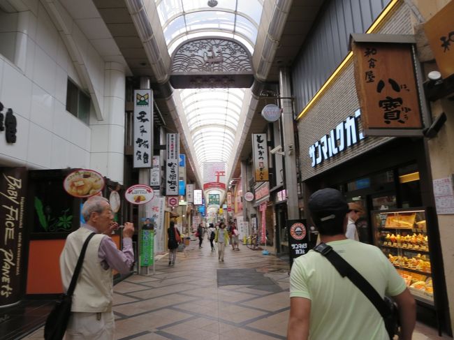 東向き商店街は、まだ閉まってるお店が多いです。