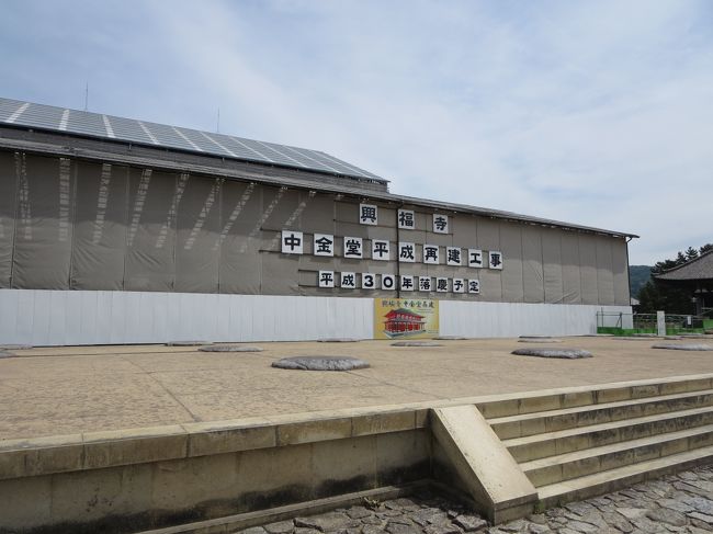 中金堂は、工事中です。<br /><br />この間、「ぶらタモリ」で見た所、瓦のふきあげは、だいぶ終わってるようです。