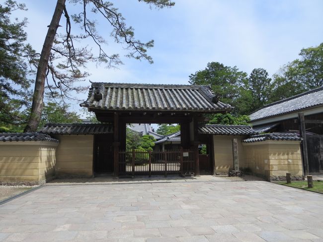 興福寺の門（こちらは、寺務所などがあるようです）の前を通って・・・