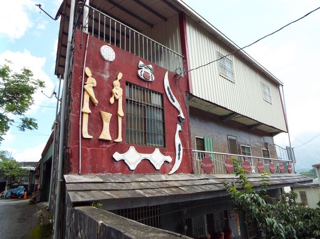 民家にも普通にレリーフが。