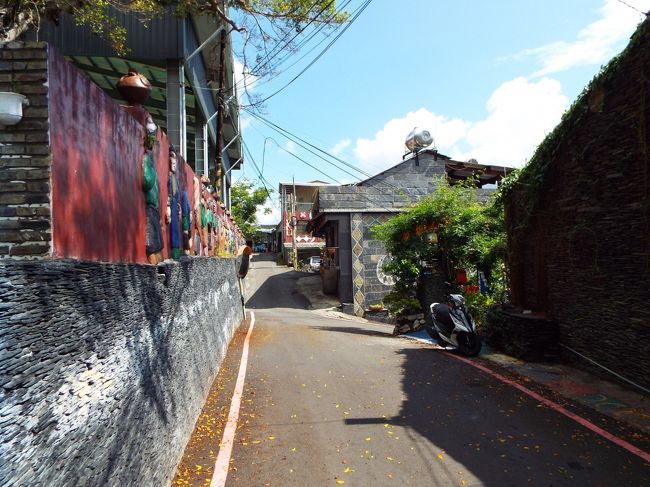 今来た道を振り返って撮影してみました。<br />左側が霧台國小、右側に夢想之家。<br />