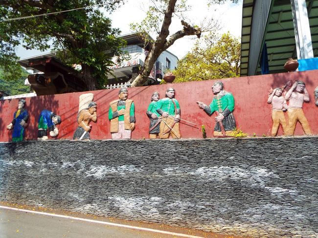 小学校の壁にもレリーフ。<br />至るところにあります。