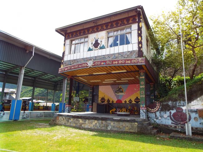 これは校庭からみた隣のルカイ文物館の建物の一部。