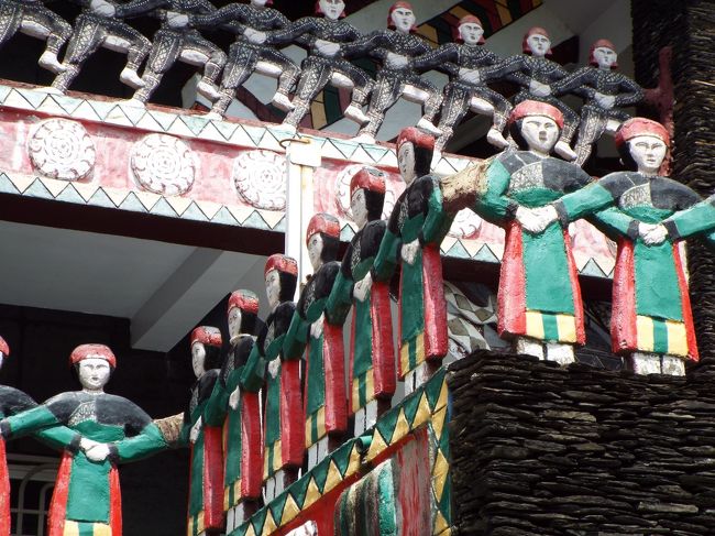 ２階３階の廊下の壁にルカイ族の舞踏をデザインしたものが。<br />お洒落です。