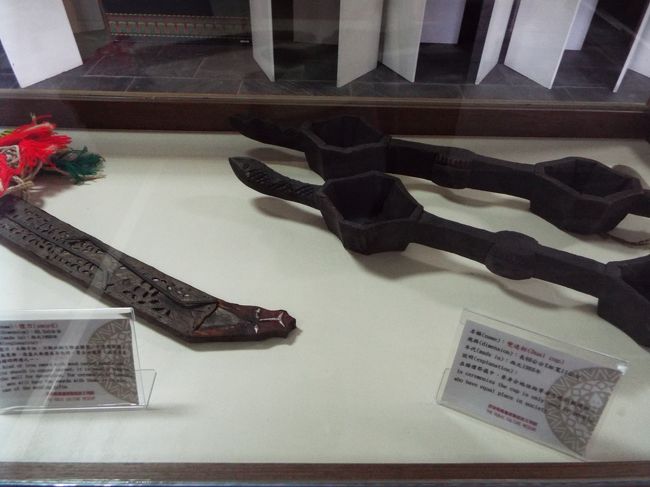 ２階には、民族の生活の様子を知ることが出来る物品が数多く展示されていました。<br />狩りの刀と連飲の器。