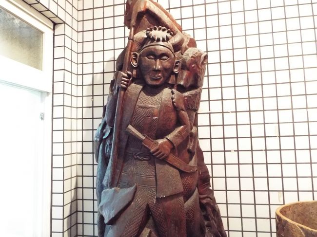 木彫りの彫刻。<br />こういう彫刻は、頭目や貴族の自宅前に飾る習慣があるらしい。