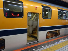 上本町駅から、ホントは特急「しまかぜ」に乗りたかったんですが、もちろん人気すぎて予約取れなかったので、通常の特急で。