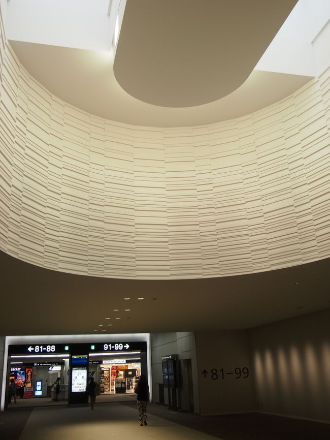 マッサージの予約だけしておいて、すぐにラウンジ巡りへ。<br />サテライト側にある2ヶ所へGO!