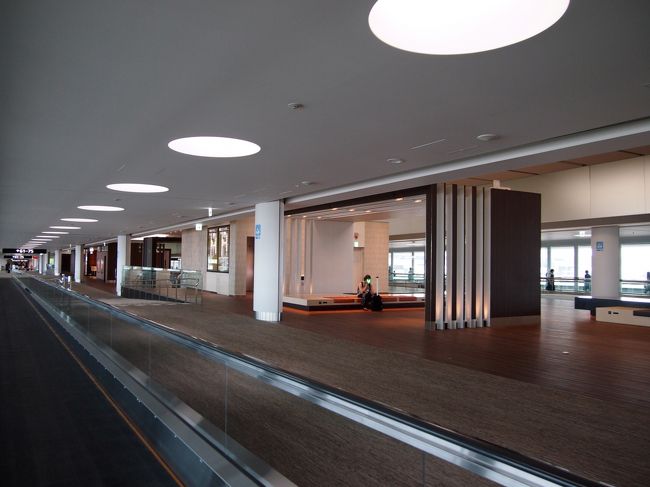 ここって以前、モノレールが走っていたところ？<br />長くて広い空間