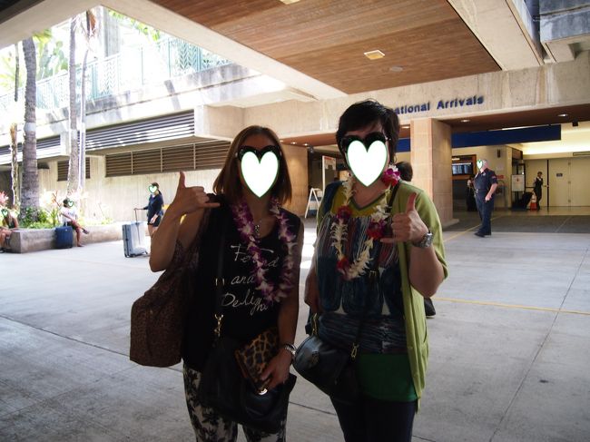 ホノルル空港到着♪<br /><br />現地のドライバー、いや違う、主人がお出迎え〜。<br />生のレイを初めて貰ったよ。<br />ひんやりして気持ちいい。