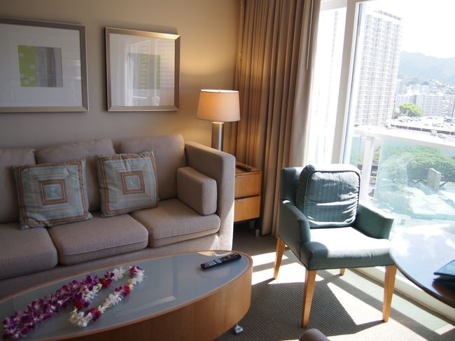 そして、今回宿泊するアラモアナホテルまで送ってもらい、ここでCちゃんと2月以来のご対面〜、久しぶり〜<br />CちゃんとYちゃんは初めまして!<br />すぐ部屋に荷物だけを置いて、お昼ご飯を食べに移動。<br />お部屋の写真はCちゃんの旅行記でご覧下さい。