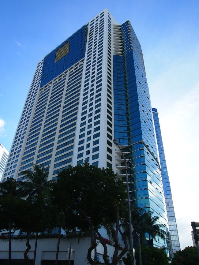 今晩は、Cちゃんのお友達のお宅に招かれており、お土産などを持参して、こちらのタワーコンドの手前まで主人に送ってもらいました。<br />こちらの最上階へ。