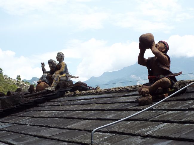 屋根の上にも彫刻が。