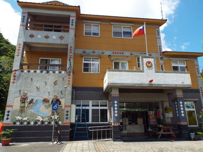 霧台郷公所に着きました。<br />これは警察署の建物です。<br />多納や三地門もそうですけど原住民族の集落は、公の建物でもお洒落にしていることが多いです。<br />