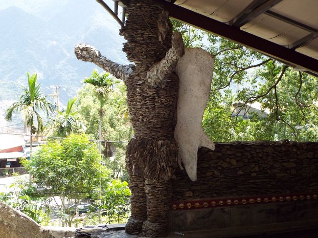 隣接する集会所のような場所にあったモニュメント。