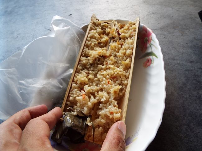 竹筒飯　６０元。<br />これは「おこわ」です。<br />でも旨い！<br />