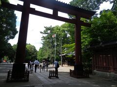 武蔵一宮 氷川神社の鳥居をくぐったのが15時頃。
途中で何軒かのお店をひやかしたせいで、大宮駅から1時間もかかってしまったぜ。
けど、キックオフまで（というか開門まででも）まだまだ時間の余裕がある。