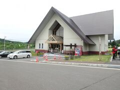 道東自動車道の千歳東ICから高速へ入り、占冠ICで降り富良野へ向かいました。

占冠が12時過ぎだったので昼食を取りに占冠物産館へ入りました。