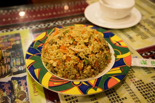 無難に炒飯(´∀｀)！<br /><br />でも新疆の方の炒飯なので味付けが独特！<br />自分はものすごく美味と感じた(´∀｀)b<br /><br />スパイシ-でこれがまた凄い量なんですよねw<br />丼ぶり一杯は余裕でありますねw<br /><br />シェアしないと色々食えない。。<br />一人旅の悲しいとこです(´･_･`)