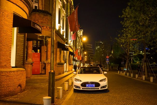 こういう町並みにはやはり外車が似合う！<br />う---んカッコイイ！<br /><br />でも国産置いたらちょっとがっかりになるのかなw<br />