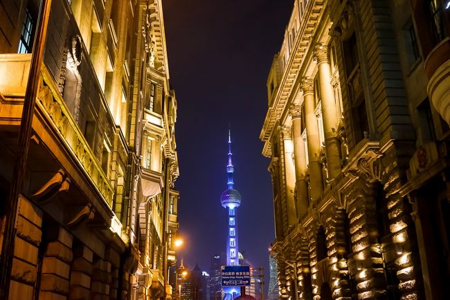 ここから見る外灘方向の景色が好きです(*ﾟ▽ﾟ*)<br /><br />両側の素晴らしい歴史に溢れる建物と正面の東方さん☆<br /><br />初めてここの場所に巡りあった時鳥肌立ちました！