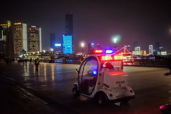 事故もあったし夜の警備もしっかりしていますね--<br />なんかちっこい警察のパトロ-ルの車?w<br /><br />とはいえ海外の夜なので女性は特に気をつけましょう-<br />