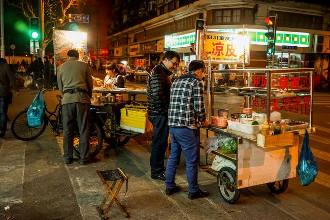 7.8くらい出ててそれぞれいい匂いを漂わせて。。<br />それにつられて人々が集まっていて深夜さながら活気があります！<br /><br />